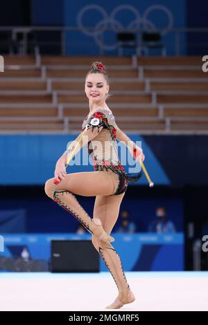 06. AUGUST 2021 – Tokio, Japan: Arina AVERINA aus Russland tritt in den Clubs der Rhythmic Gymnastics Individual All-Around Qualification in Tokio auf Stockfoto