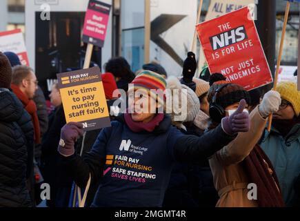 Mitglieder des Royal College of Nursing ergreifen Streik im St. Thomas's Hospital in London. Sie verlangen von der Regierung ein besseres Lohnangebot. Stockfoto