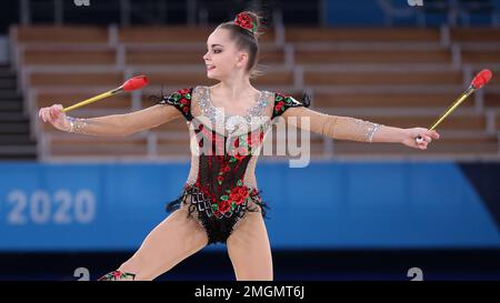 06. AUGUST 2021 – Tokio, Japan: Arina AVERINA aus Russland tritt in den Clubs der Rhythmic Gymnastics Individual All-Around Qualification in Tokio auf Stockfoto