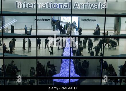 Heathrow Ankunft aus Asien. Ab Januar 2023 müssen Sie, wenn Sie vom chinesischen Festland nach England reisen (oder zurückkehren), einen COVID-19-Test vor Abflug absolvieren. Stockfoto