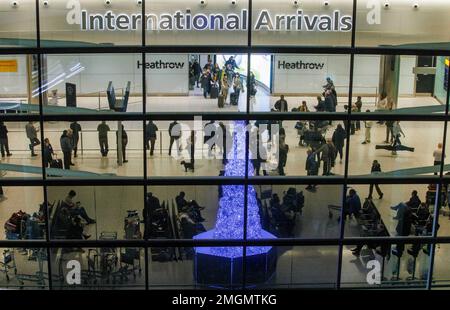 Heathrow Ankunft aus Asien. Ab Januar 2023 müssen Sie, wenn Sie vom chinesischen Festland nach England reisen (oder zurückkehren), einen COVID-19-Test vor Abflug absolvieren. Stockfoto