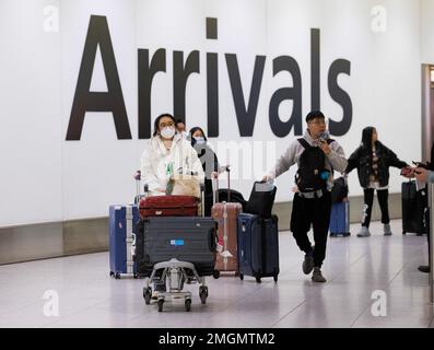 Heathrow Ankunft aus Asien. Ab Januar 2023 müssen Sie, wenn Sie vom chinesischen Festland nach England reisen (oder zurückkehren), einen COVID-19-Test vor Abflug absolvieren. Stockfoto