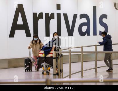 Heathrow Ankunft aus Asien. Ab Januar 2023 müssen Sie, wenn Sie vom chinesischen Festland nach England reisen (oder zurückkehren), einen COVID-19-Test vor Abflug absolvieren. Stockfoto