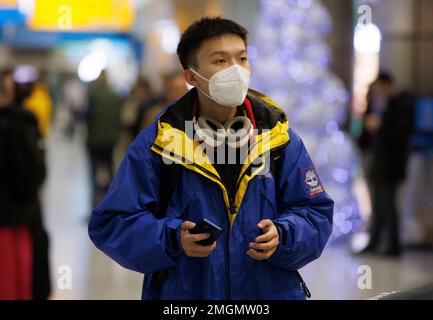 Heathrow Ankunft aus Asien. Ab Januar 2023 müssen Sie, wenn Sie vom chinesischen Festland nach England reisen (oder zurückkehren), einen COVID-19-Test vor Abflug absolvieren. Stockfoto