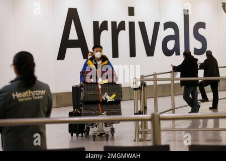 Heathrow Ankunft aus Asien. Ab Januar 2023 müssen Sie, wenn Sie vom chinesischen Festland nach England reisen (oder zurückkehren), einen COVID-19-Test vor Abflug absolvieren. Stockfoto