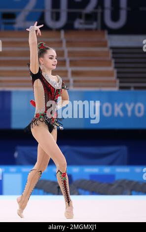 06. AUGUST 2021 – Tokio, Japan: Arina AVERINA aus Russland tritt in den Clubs der Rhythmic Gymnastics Individual All-Around Qualification in Tokio auf Stockfoto