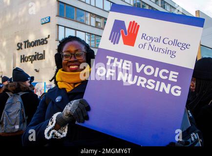 Mitglieder des Royal College of Nursing ergreifen Streik im St. Thomas's Hospital in London. Sie verlangen von der Regierung ein besseres Lohnangebot. Stockfoto