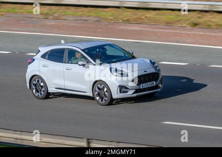 2020 Grey FORD PUMA ST-Line X First ED M; Fahrt auf der Autobahn M6 UK Stockfoto