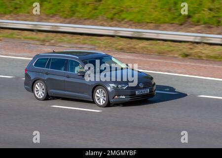 2016 Grey VW Volkswagen PASSAT SE BUSINESS TDI BLUEMOTION TEC1968cc Diesel Estate; Fahrt auf der Autobahn M61, Großbritannien Stockfoto