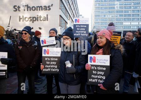 Mitglieder des Royal College of Nursing ergreifen Streik im St. Thomas's Hospital in London. Sie verlangen von der Regierung ein besseres Lohnangebot. Stockfoto