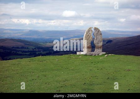 Die Kalksteinskulptur „Water Cut“ von Mary Bourne am Mallerstang Common im Eden Valley, Yorkshire Dales National Park, England, Großbritannien Stockfoto