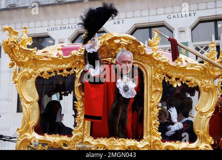 Lord Mayor, Nicholas Lyons, Leiter der City of London, winkt vom Gold State Coach in der Guildhall, als er der 694. Bürgermeister von London wird. Stockfoto