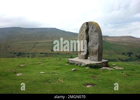 Die Kalksteinskulptur „Water Cut“ von Mary Bourne am Mallerstang Common im Eden Valley, Yorkshire Dales National Park, England, Großbritannien Stockfoto