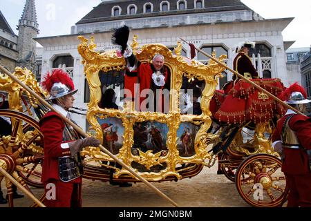 Lord Mayor, Nicholas Lyons, Leiter der City of London, winkt vom Gold State Coach in der Guildhall, als er der 694. Bürgermeister von London wird. Stockfoto