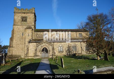 Das gotische Gritstone Building der St. Peter's Anglican Parish Church im Village of Rylstone im Yorkshire Dales National Park, England, Großbritannien. Stockfoto