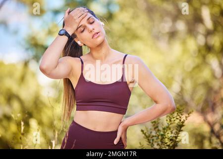 Müde, Laufen und Schwitzen mit Frauen im Naturpark für Workout, Kardio oder Ausdauertraining. Erschöpft, atmend und erschöpft mit einer Läuferin Stockfoto