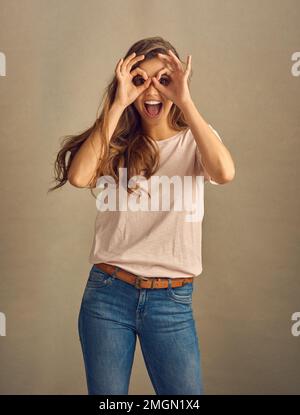 Alles ist schön. Studiofoto einer schönen jungen Frau, die im Studio posiert. Stockfoto