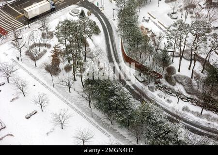 Schnee bedeckte den Boden, Winterblick auf das weiße Dorf Stockfoto