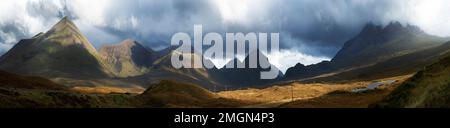 Panorama der roten und schwarzen Collins auf der Isle of Skye Scotland, einem der schönsten Orte auf der Erde Stockfoto