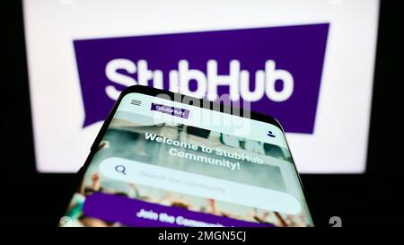 Smartphone mit Website des US-amerikanischen Ticketunternehmens StubHub auf dem Bildschirm vor dem Unternehmenslogo. Fokus auf oberer linker Seite des Telefondisplays. Stockfoto