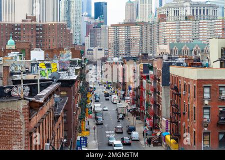 New York City, NY, USA - 1. Januar 2014 : Madison Street durch Chinatown. Viel Handel mit lokalen Unternehmen Stockfoto