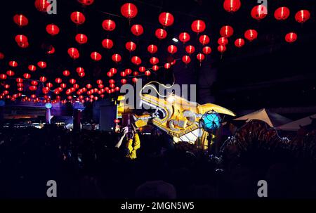 Drachenkopf-Dekoration auf dem Nachtmarkt mit roten Laternen für das chinesische Neujahr in Bangkok Chinatown in Thailand Stockfoto