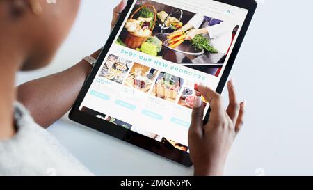 Soziale Medien, Essen und Blog von weiblicher Beeinflusserin auf einem digitalen Tablet, Überprüfung des Designs und Layouts der Homepage. Gesundheit, Ernährung und weibliche Ernährung Stockfoto