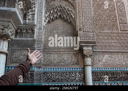 Fes die alte kaiserliche Stadt Marokko hat viele mittelalterliche Gebäude in Medina, hier die kunstvoll verzierte Al Attarine Madrasa, eine sehr alte Schule, die für Besucher geöffnet ist Stockfoto