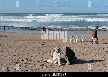 Rabat ist die Hauptstadt Marokkos, die Leute entspannen sich am Strand selbst in bescheidenen islamischen Kleidern. Die Regierung und der König haben hier ihren Sitz, obwohl sie die Kasbah wieder aufgebaut haben Stockfoto
