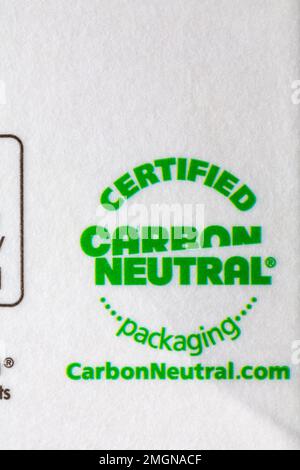 Zertifizierte kohlenstoffneutrale Verpackung – Details auf dem Karton von Tropicana Orange mit besonders saftigen Stücken Orangensaft Stockfoto