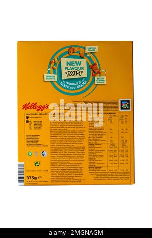 Informationen auf der Rückseite der Schachtel von Kellogg Crunchy Nut gesalzenem Karamellgetreide, isoliert auf weißem Hintergrund - Kelloggs Cereal Kellogg Cerealien Kellogg Cerealien Stockfoto