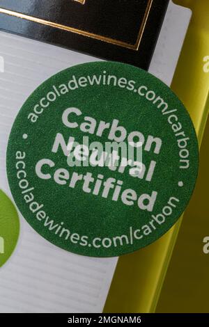 Kohlenstoffneutraler zertifizierter Aufkleber auf der Flasche des Hardys VR-Weinprodukts Chardonnay aus Australien, Australien, verkauft im Vereinigten Königreich Stockfoto