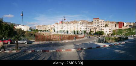 Fes war die kaiserliche Hauptstadt Marokkos, das ist ein Panorama des neuen Stadtteils mit Blick auf die Medina, die größte Fußgängerzone der Welt Stockfoto