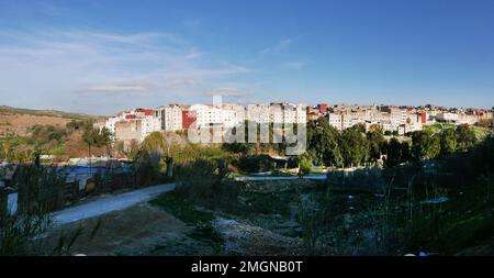 Fes war die kaiserliche Hauptstadt Marokkos, das ist ein Panorama des neuen Stadtteils mit Blick auf die Medina, die größte Fußgängerzone der Welt Stockfoto