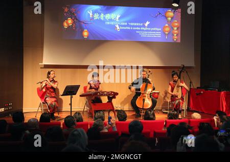 Paris, Frankreich. 25. Januar 2023. Chinesische und französische Musiker nehmen am 25. Januar 2023 im China Cultural Center in Paris an einem Konzert zur Feier des chinesischen Neujahrs Teil. Kredit: Tang Ji/Xinhua/Alamy Live News Stockfoto