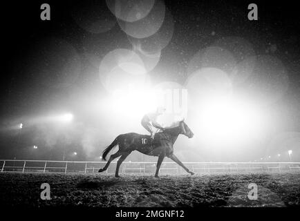 ***EDITOR HINWEIS: Dieses Bild wurde in Schwarzweiß umgewandelt.*** Eine allgemeine Ansicht während des Unibet Support Safe Gambling Handicap auf der Rennbahn Kempton Park, Surrey. Bilddatum: Mittwoch, 25. Januar 2023. Stockfoto