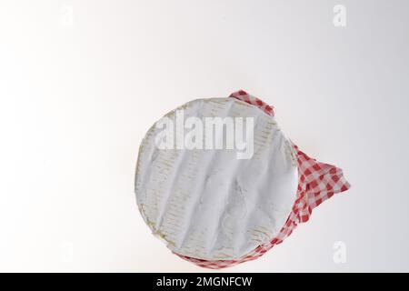 camembert französischer weißer Schimmel von oben auf rotem Gingham-Stoff Stockfoto