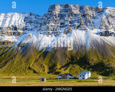 Das Dorf Arnes. Landschaft im Arneshreppur an der Bucht Trekyllisvik ...