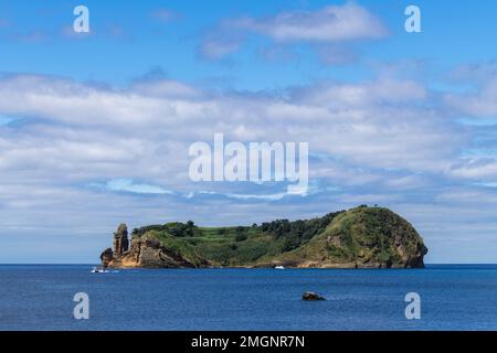 Insel Ilheu de Vila Franca do Campo vor der Westküste der Insel Sao Miguel, Azoren, Portugal. Stockfoto