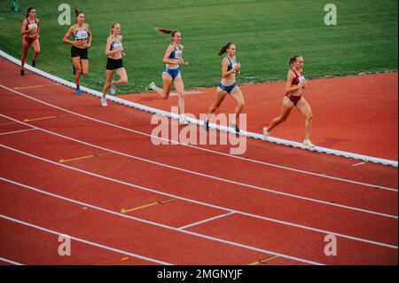 MARTIN, SLOWAKEI, 16. JULI 2022: Sportlerinnen, die während eines 1500m-Rennens ihre Grenzen überschritten haben, unterstreichen die Bedeutung der körperlichen und geistigen Vorbereitung Stockfoto