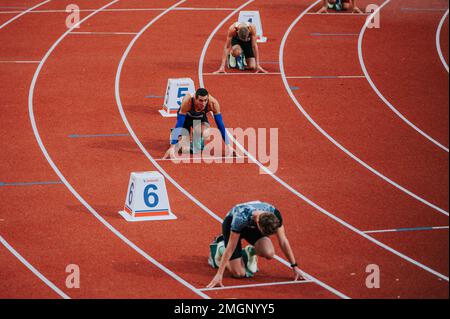 MARTIN, SLOWAKEI, 16. JULI 2022: Kräftiges Bild männlicher Athleten an der Startlinie eines 400m-Rennens auf der Rennstrecke. Geeignet für Sport und Fitness Campaig Stockfoto