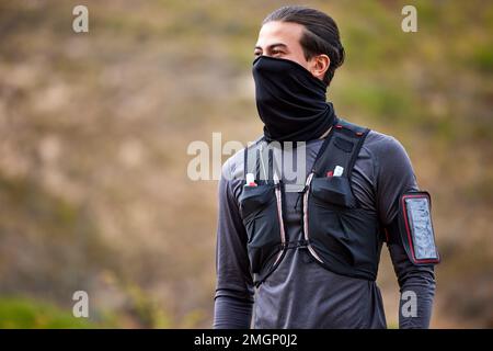 Mann, Läufer und Maske für Fitness, Training oder Trekking in der Natur. Sportlicher Mann, Mensch oder Typ, bereit zum Laufen, Training oder Stockfoto
