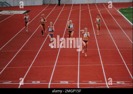 MARTIN, SLOWAKEI, 16. JULI 2022: Beeindruckendes Bild von Sportlerinnen, die die Ziellinie eines 400m-km-Rennens überqueren Stockfoto