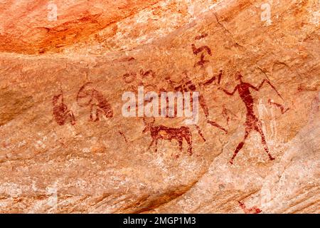 Prähistorische Petroglyphen. Rock Art. Berühmte prähistorische Felsmalereien. Tadrart Rouge. Tassili N'Ajjer Nationalpark. Algerische Wüste Sahara. Illizi P Stockfoto