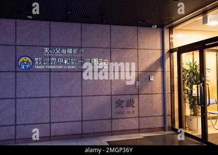 Tokio, Japan. 26. Januar 2023. Die japanische Vereinigungskirche in Shibuya-ku. Bekannt als Familienverband für Weltfrieden und -Vereinigung (ä¸-c•ŒåŸºç™çµ±ä¸€c c žéœŠå”æ• ä¼š in japanischer Sprache), war die Organisation nach der Ermordung des ehemaligen Premierministers Shinzo Abe die anhaltende Quelle von Kontroversen unter der Korruption der Regierung. Die Organisation und ihre Kinderadoptionspraktiken sowie der steuerliche Status werden derzeit von der Regierung untersucht, und mehrere Minister im Kabinett von Premierminister Fumio Kishida sind wegen Verbindungen zur Vereinigungskirche zurückgetreten. Ja Stockfoto