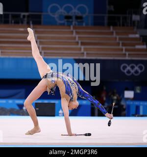 06. AUGUST 2021 - Tokio, Japan: Nicol ZELIKMAN von Israel tritt in den Clubs der Rhythmic Gymnastics Individual All-Around Qualification im Toky auf Stockfoto