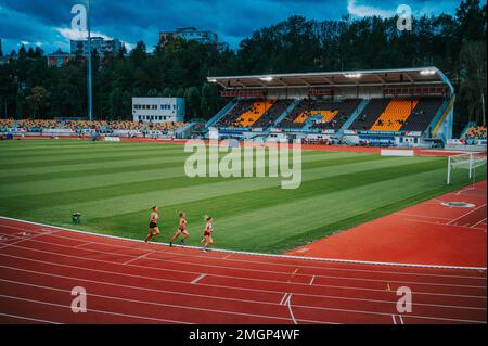 MARTIN, SLOWAKEI, 16. JULI 2022: Sportlerinnen wurden während eines 5000m-km-Rennens durch eine malerische Landschaft in Bewegung gesetzt und förderten das B Stockfoto