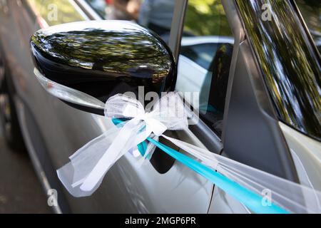 Brautpaar-Auto mit Hochzeitsdekoration Band festlich Stockfoto