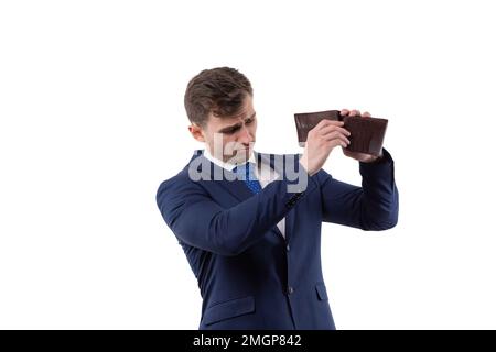 Ein gutaussehender Mann im Anzug übergibt eine leere Brieftasche. Finanzkrise- und Konkurskonzept. Im Studio auf weißem Hintergrund. Stockfoto