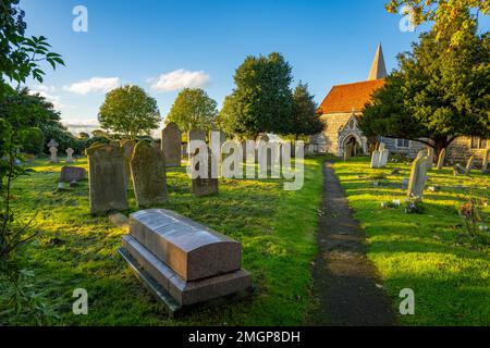 Der Kirchhof der St. Marys Kirche Lower Higham Kent Stockfoto